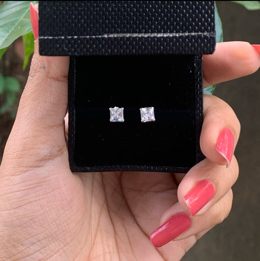 Square small studs -0.4cm
