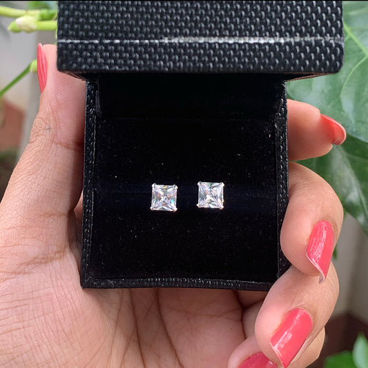 Square small studs -0.5cm