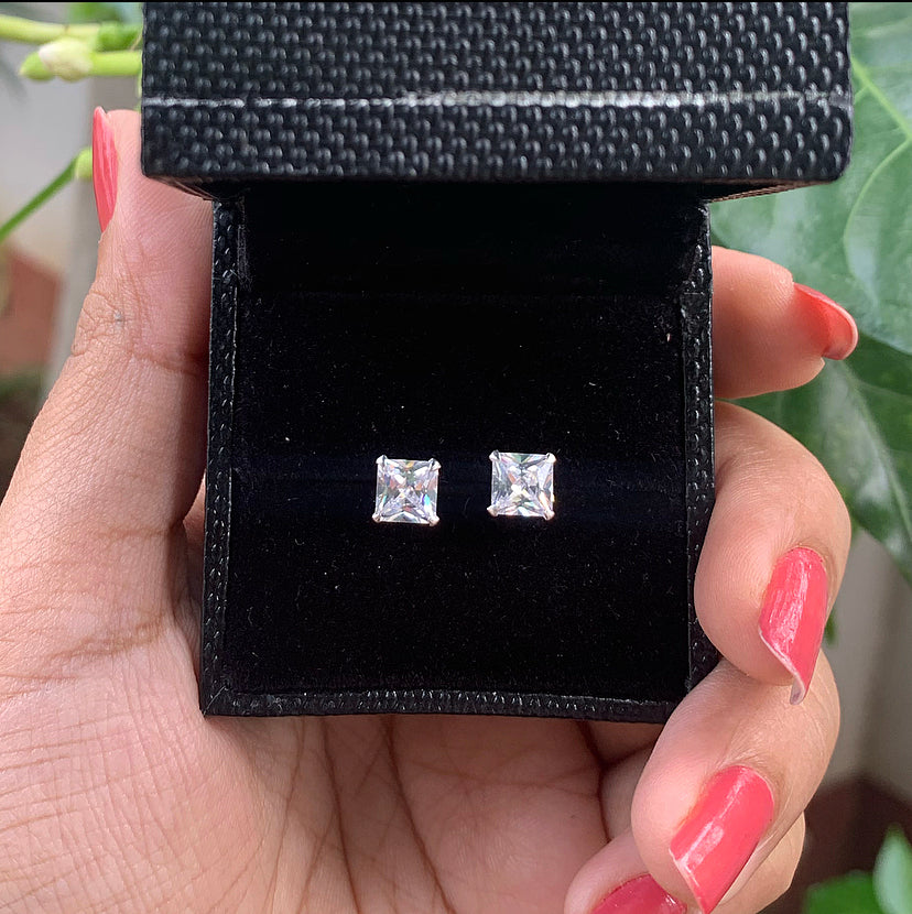 Square small studs -0.5cm